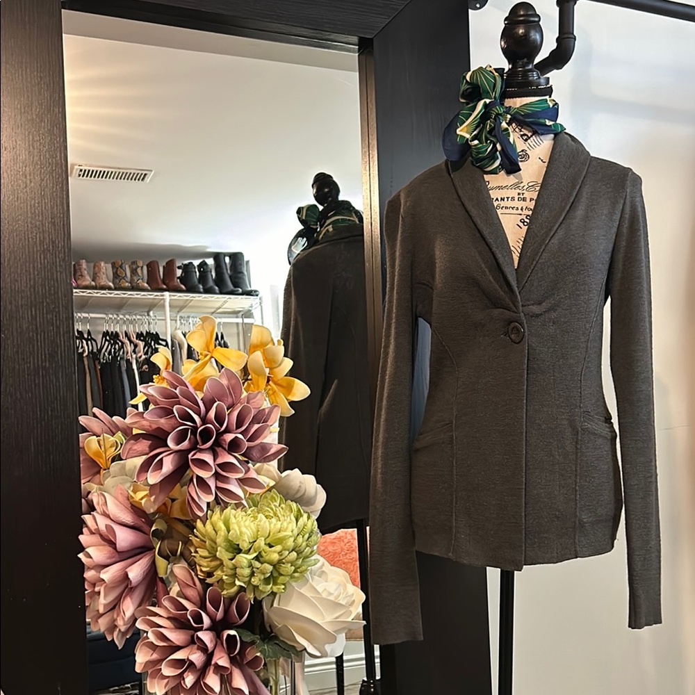 Charcoal Gray Structured Blazer with Tailored Fit